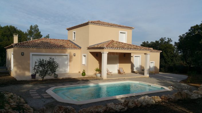 villa traditionnelle avec piscine