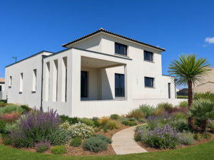 villa-contemporaine-avec-jardin-paysager-a-nimes-gard
